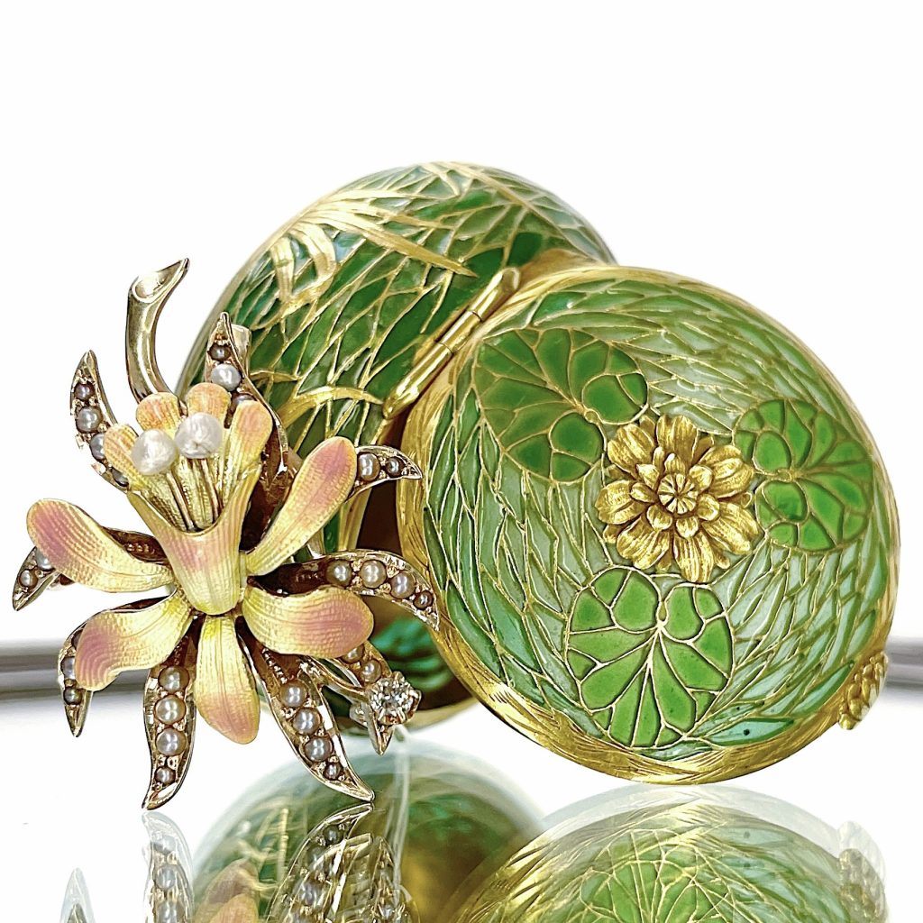 French Art Nouveau Plique-à-Jour Pill Box.